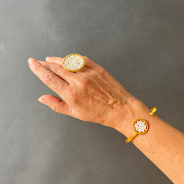 Bangle Upsala Dorado Círculo Sencillo Perla